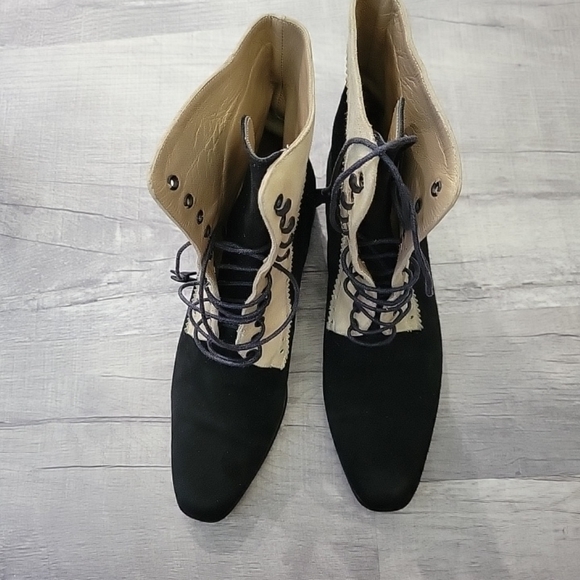 Vintage Black & Cream Victorian Style Lace up Ankle Booties Size US 6.5 - Picture 2 of 9